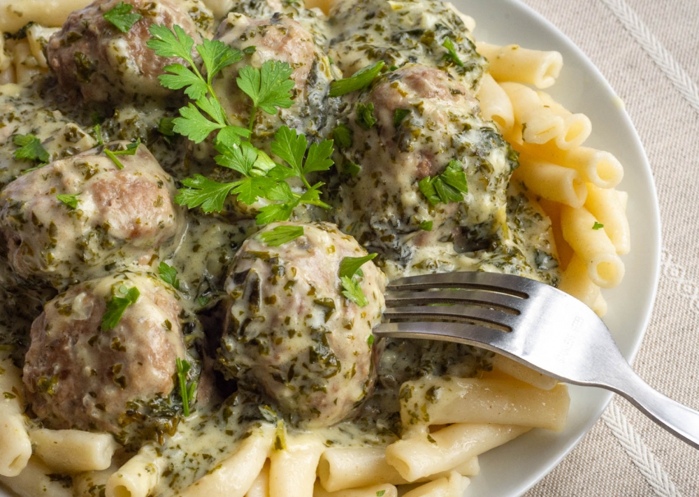 Meatball pasta in creamy green sauce (with kale)